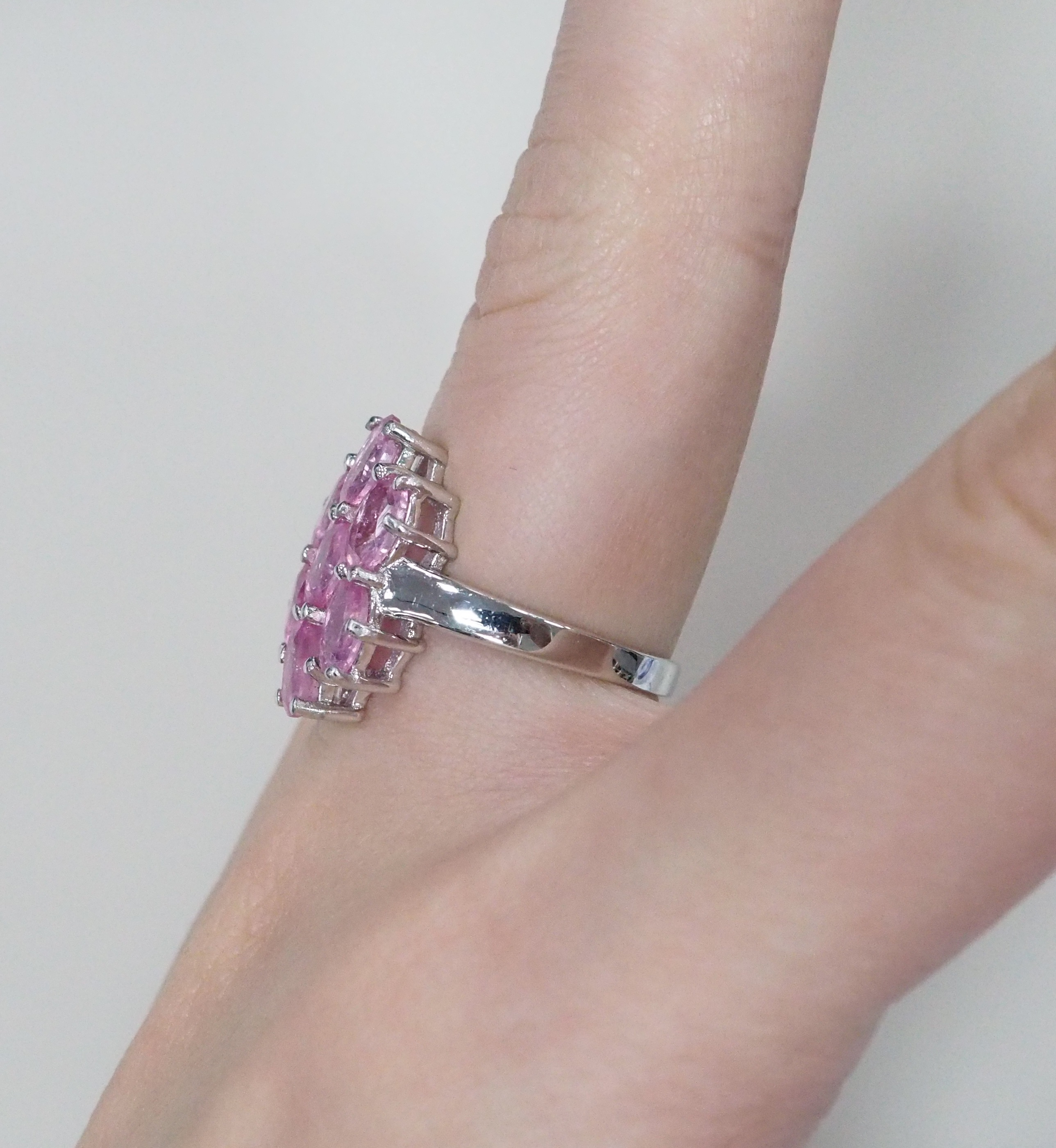 Серебряное кольцо с розовыми сапфирами